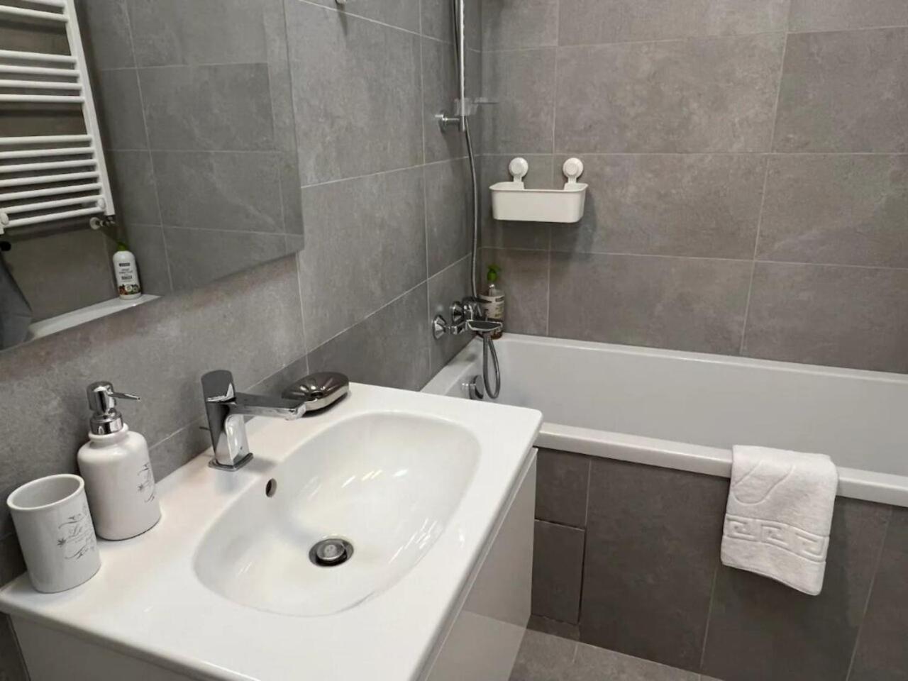 High-Rise Luxury Apartment With Free Parking Bucarest Extérieur photo