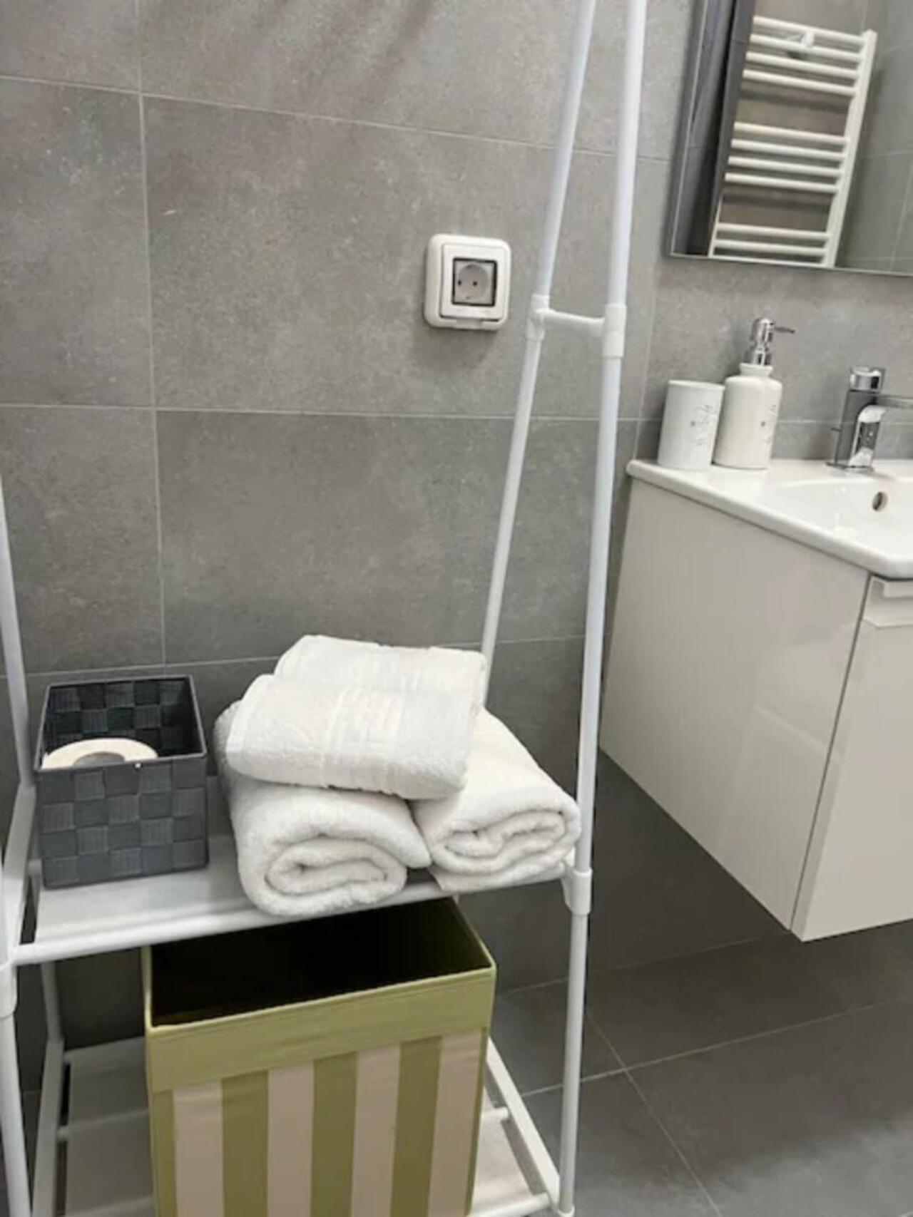 High-Rise Luxury Apartment With Free Parking Bucarest Extérieur photo